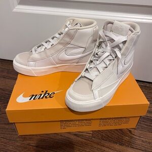 Nike Blazer Mid Victory in Summit White